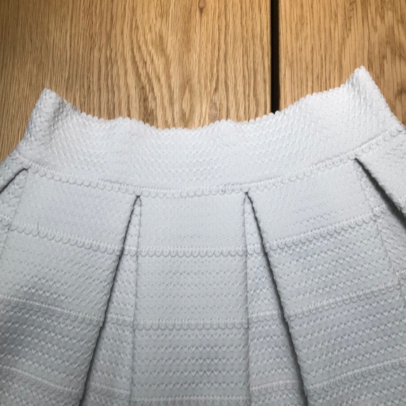 Express mini white skirt - Picture 3 of 5